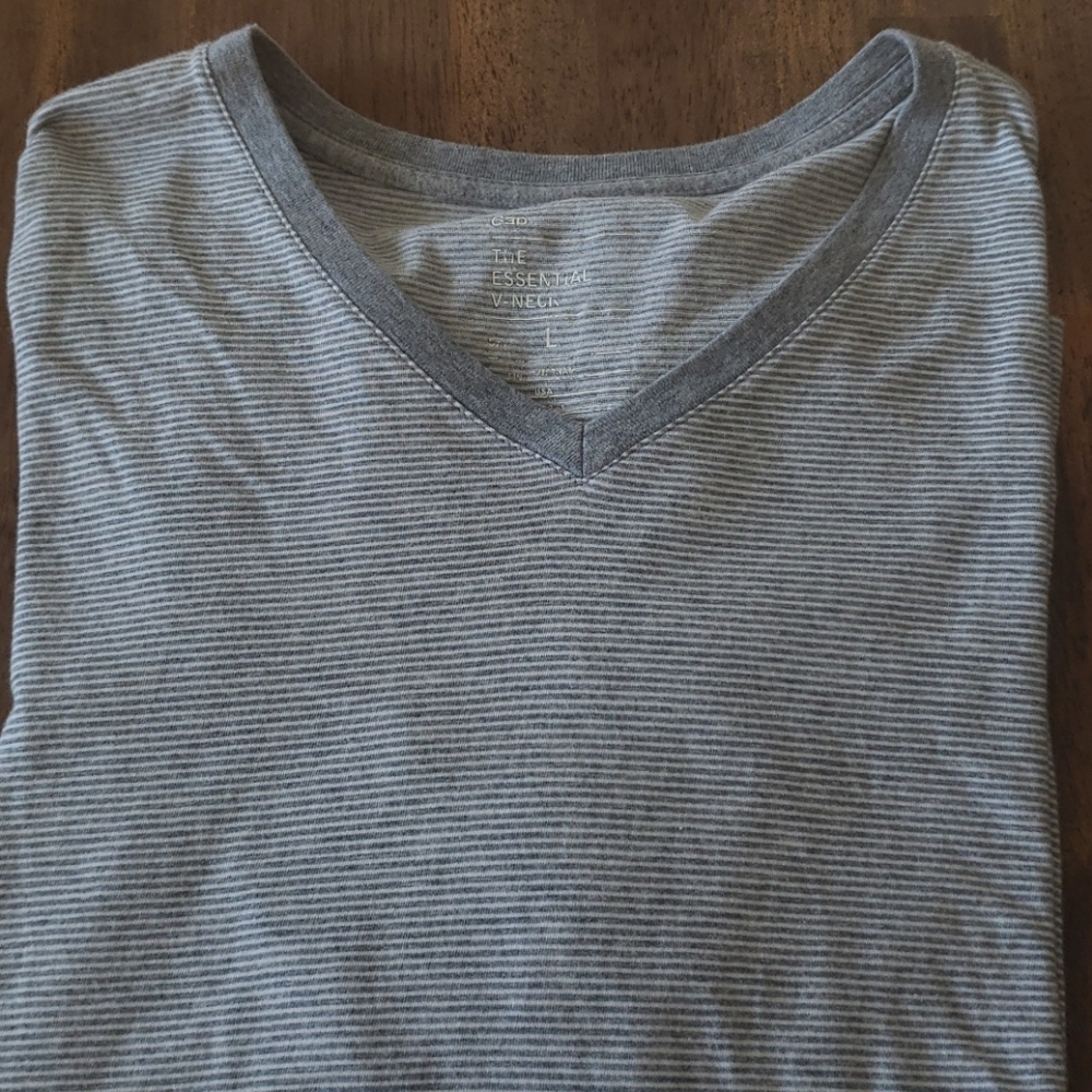 Gap - T-shirt - V Neck - Large